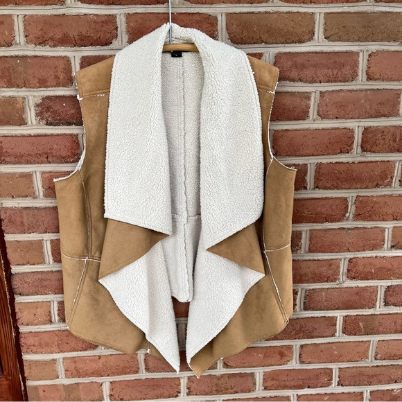 Faux suede sherpa style vest. 1X - Picture 3 of 9